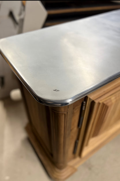 Buffet en noyer massif haut de gamme avec portes et rangements, mobilier de luxe artisanal