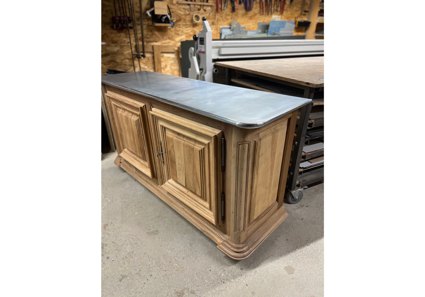 Buffet en noyer massif haut de gamme avec portes et rangements, mobilier de luxe artisanal