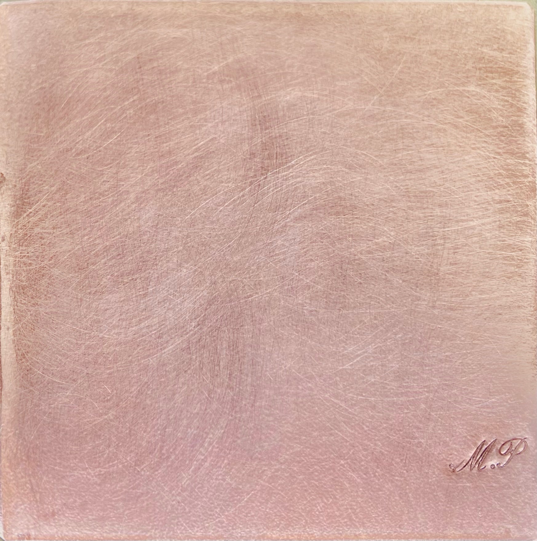 Finition cuivre mat haut de gamme sur mobilier design aux reflets chaleureux