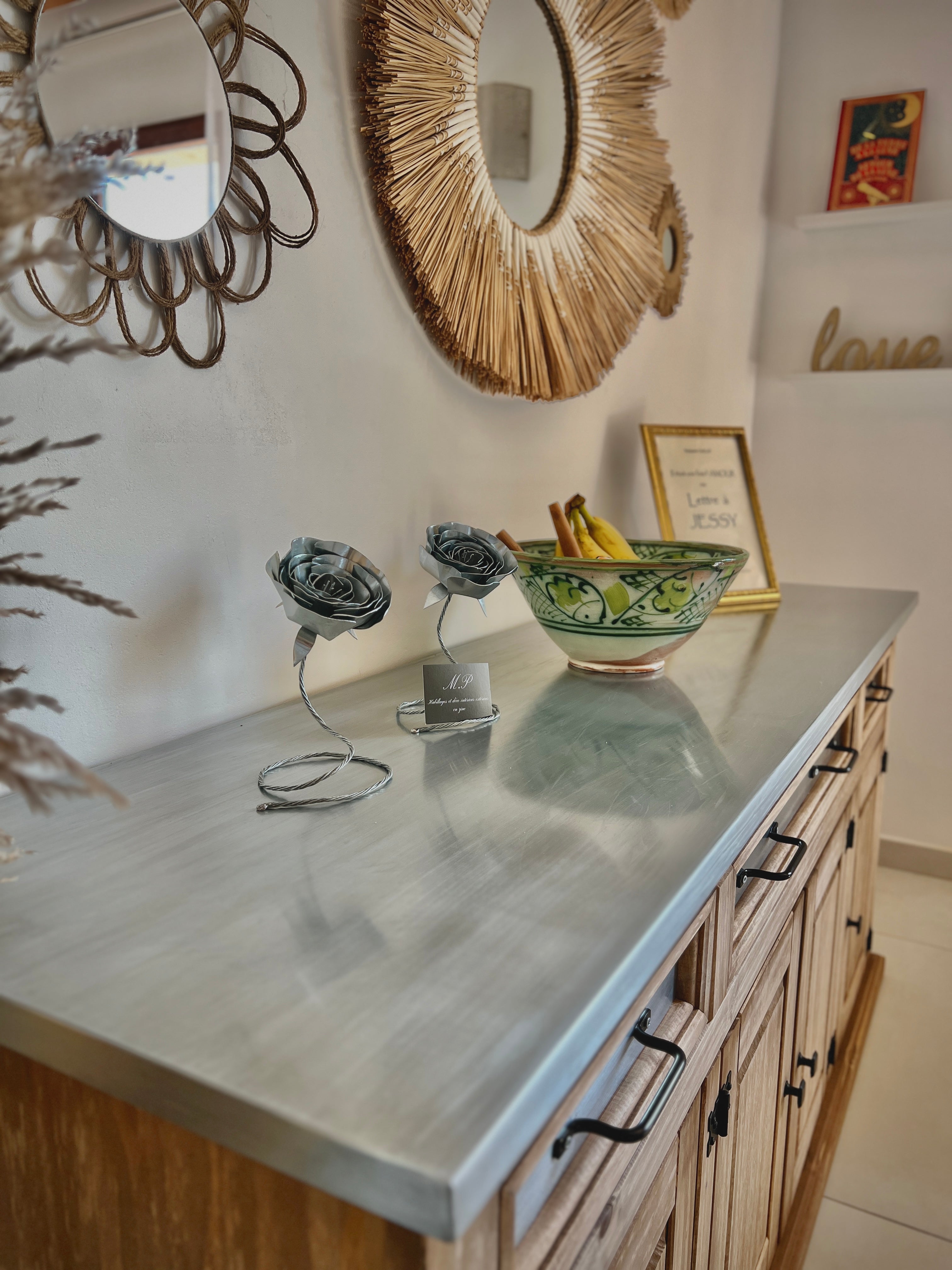 Buffet 4 portes en pin massif haut de gamme vêtu de son plateau en zinc brut