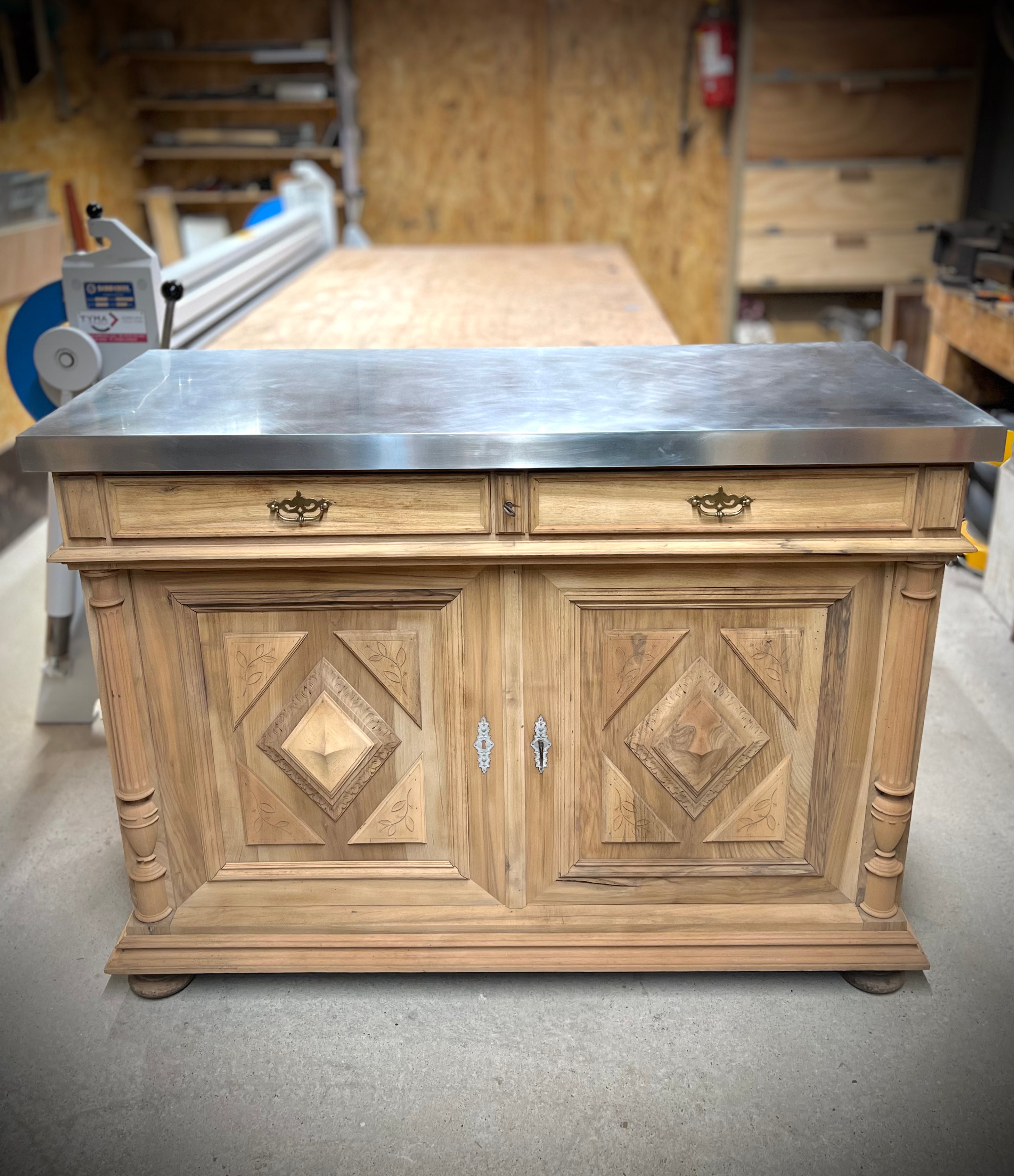 Meuble bar en noyer massif 2 portes et plateau en zinc