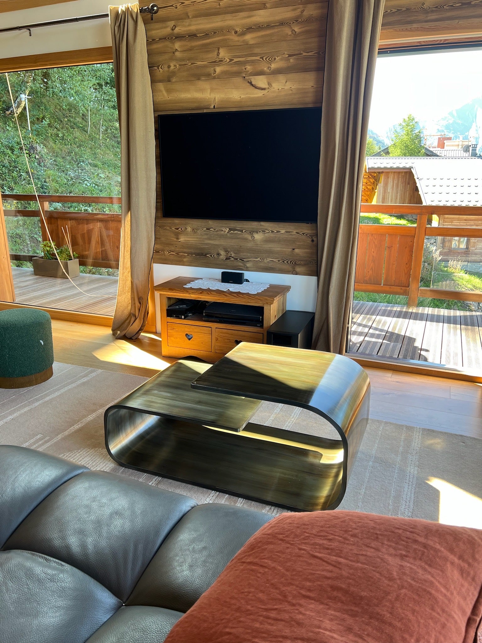 Table basse design haut de gamme au style contemporain avec finitions premium